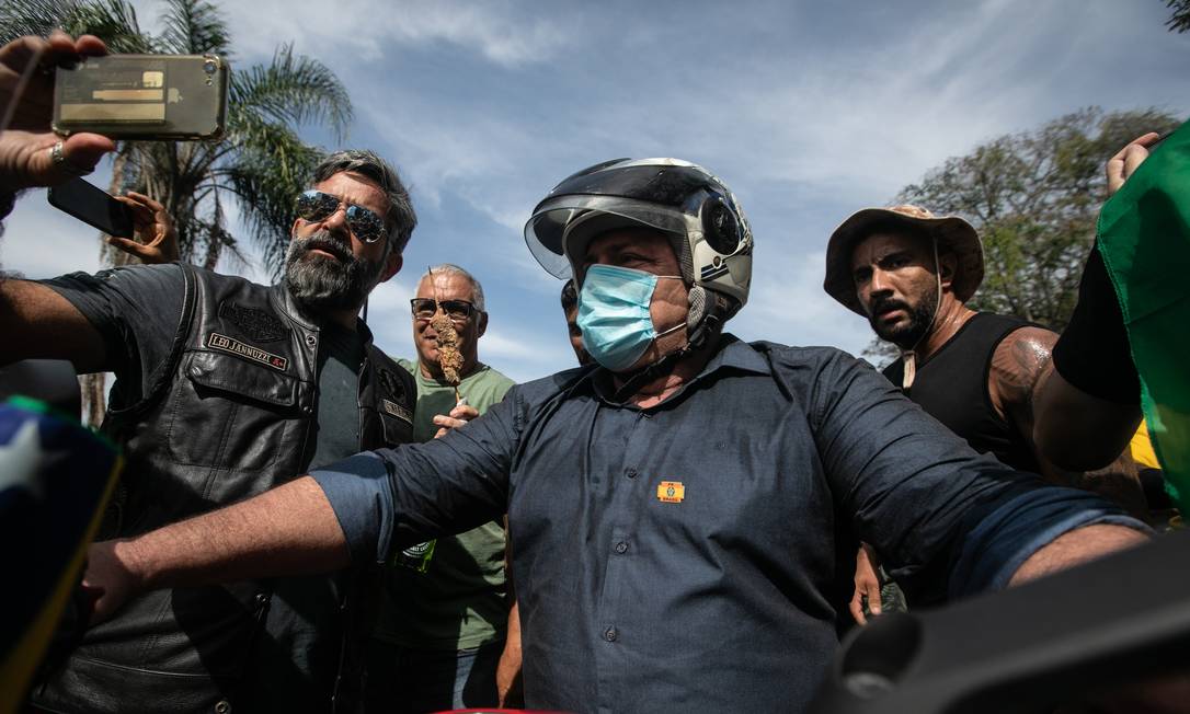 O ex-Ministro da Saúde Eduardo Pazuello posa para fotos com apoiadores durante o encontro de motociclistas Foto: Brenno Carvalho / Agência O Globo