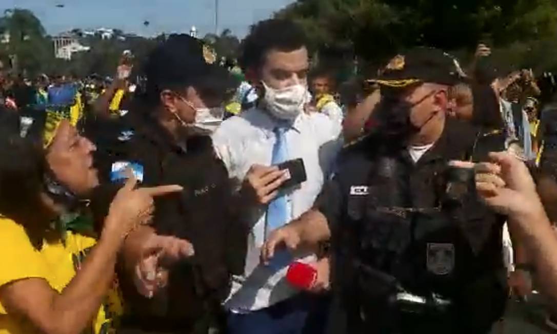 O repórter da CNN Pedro Duran precisou ser escoltado por policiais militares até um carro da emissora Foto: Reprodução