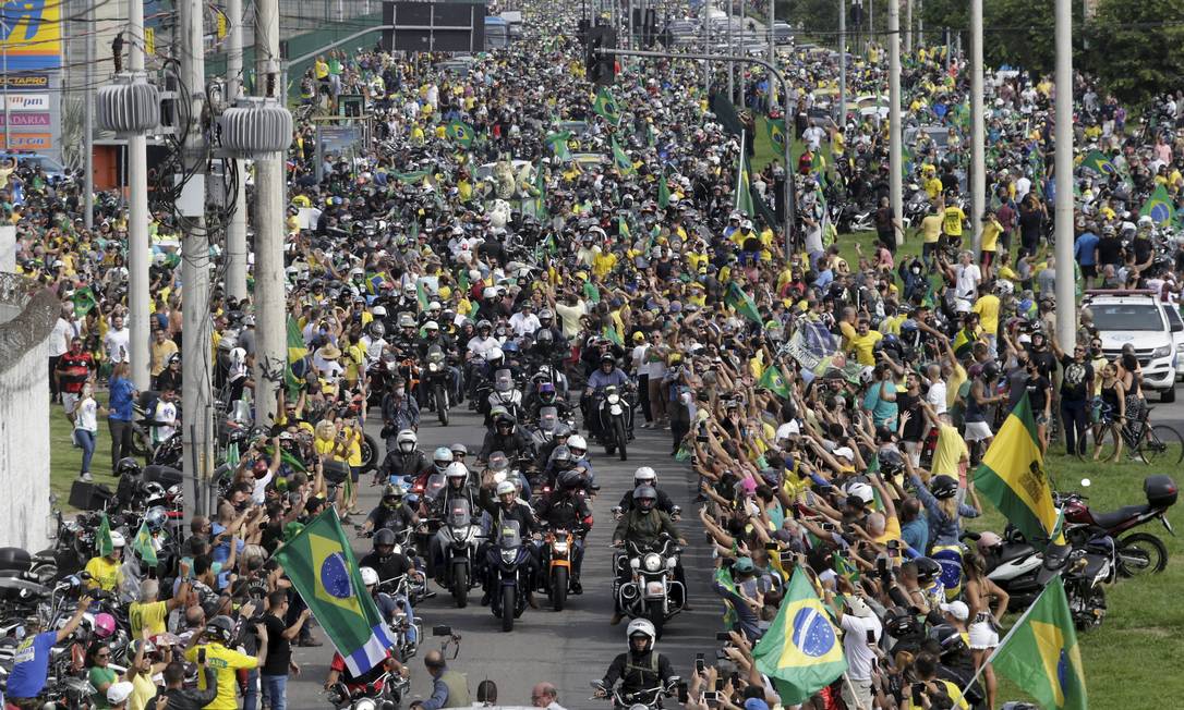 Cercado por motociclistas, Bolsonaro participa de “motociata” em apoio ao governo no Rio: presidente intensificou viagens pelo país com atos que lembram comícios eleitorais Foto: Domingos Peixoto / Agência O Globo