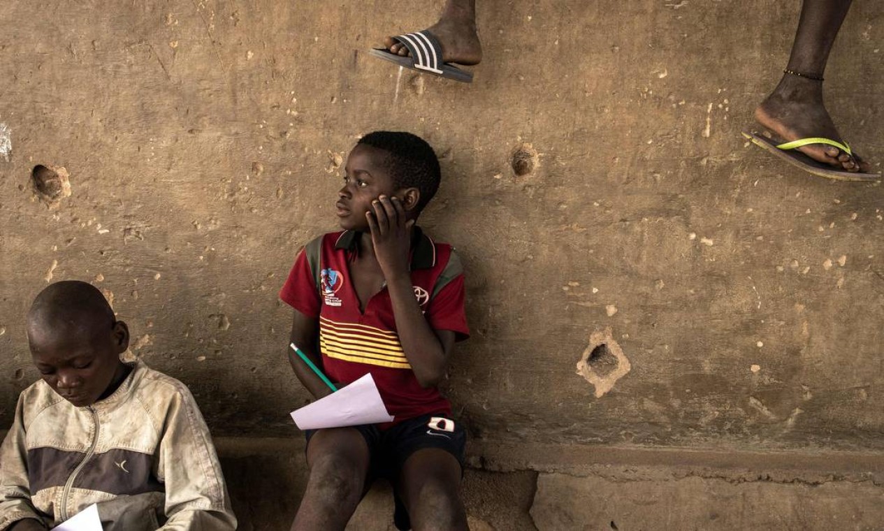 Segundo a ONU, 43% dos 700 mil desabrigados pelo conflito na província de Cabo Delgado, desde 2017, são crianças Foto: JOHN WESSELS / AFP