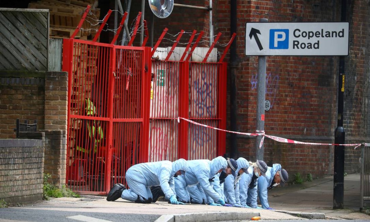 Oficiais forenses trabalham na área depois que Sasha Johnson, uma ativista do Black Lives Matter, foi baleada em um ataque matinal perto de sua casa em Peckham, Londres, Inglaterra Foto: HANNAH MCKAY / REUTERS