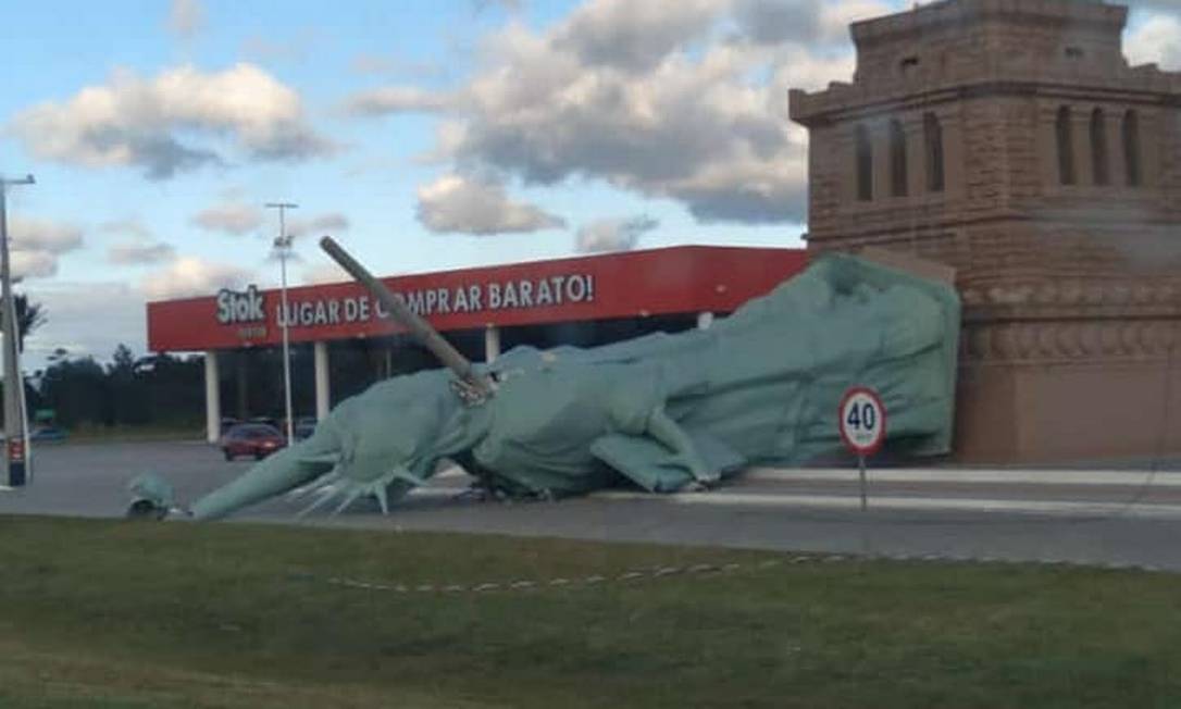 Estátua de loja da Havan caiu em Capão da Canoa, no Rio Grande do Sul Foto: Reprodução/Redes sociais
