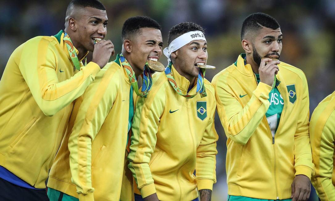 Neymar comemora a conquista da medalha de ouro nos Jogos do Rio-2016 Foto: Ricardo Nogueira / Agência O Globo