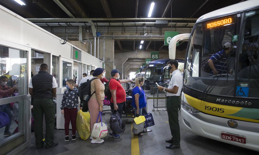 Passageiros aguardam ônibus no Terminal Rodoviário do Tietê, em São Paulo, em foto de maio de 2020 Foto: Edilson Dantas / Agência O Globo