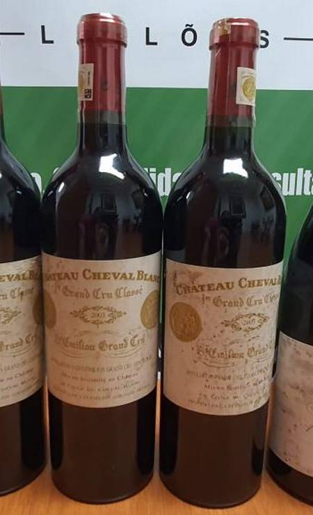 Vinhos franceses em leilão: três Bordeaux Château Cheval Blanc (à esquerda): ícones mundiais. À direita, o rótulo da Borgonha Beaune Domaine de Montillé. O lote não foi vendido Foto: Divulgação