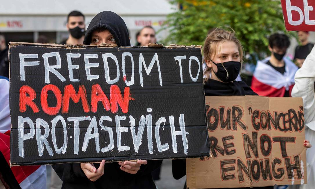 Bielorrussos vivendo na Polônia e poloneses protestam contra a prisão de Roman Protasevich em frente ao escritório da Comissão Europeia em Varsóvia Foto: WOJTEK RADWANSKI / AFP