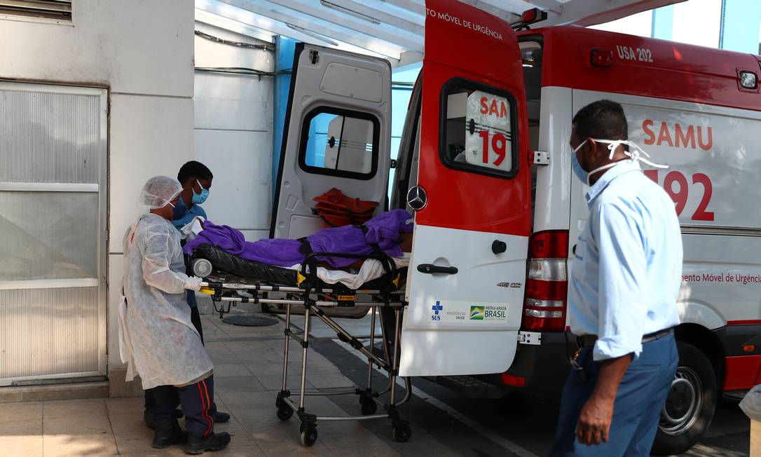 Paciente com suspeita de infecção por Covid-19 chega ao hospital São José na ambulância do Serviço de Atendimento Móvel de Urgência (SAMU), em meio a surto da doença, em Duque de Caxias, Rio de Janeiro, em de maio de 2021 Foto: PILAR OLIVARES / REUTERS