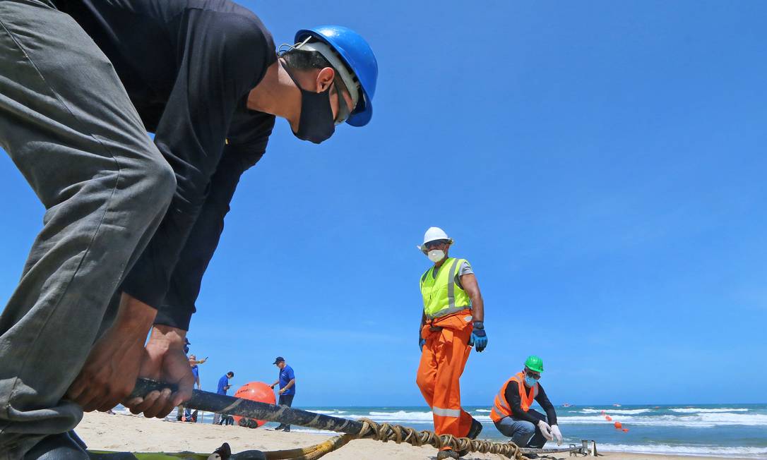 Ancoragem do cabo de fibra óptica na Praia do Futuro, em Fortaleza Foto: Divulgação