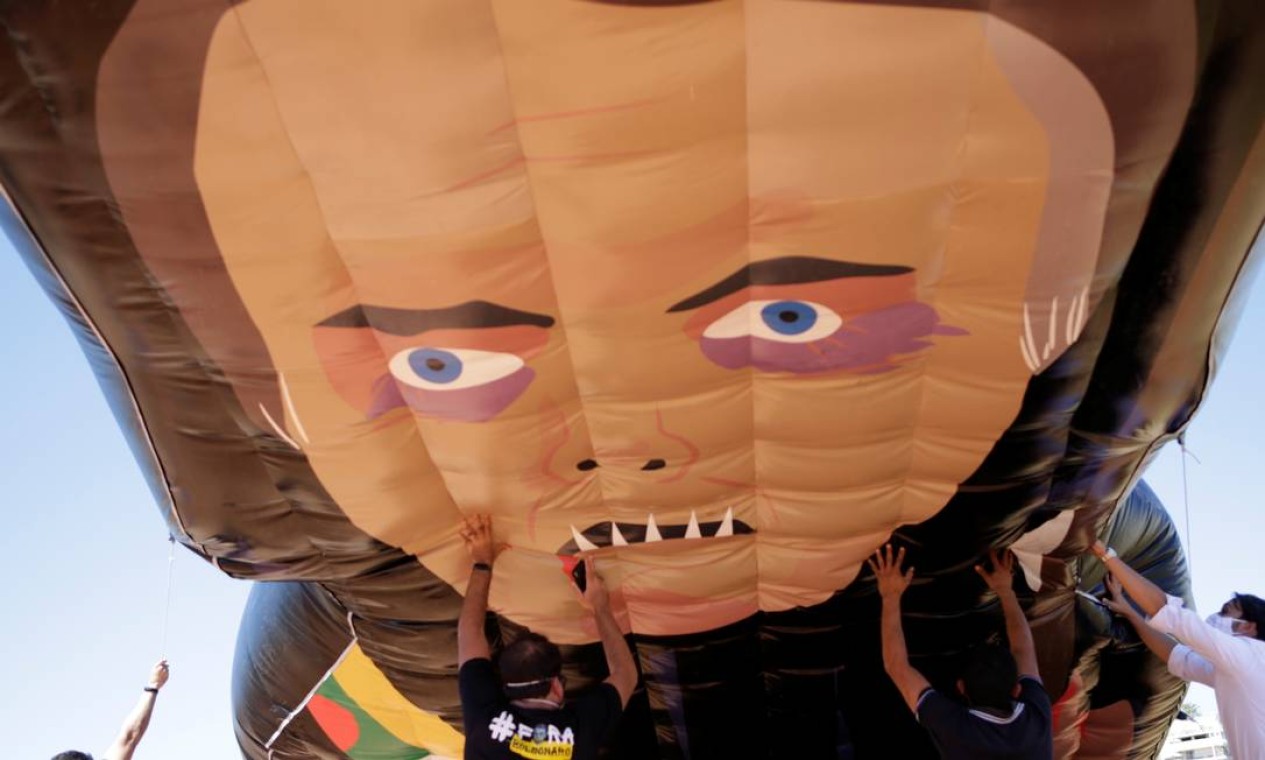 A polícia do Distrito Federal chegou a impedir os manifestantes de inflar o boneco na Esplanada dos Ministérios Foto: UESLEI MARCELINO / REUTERS