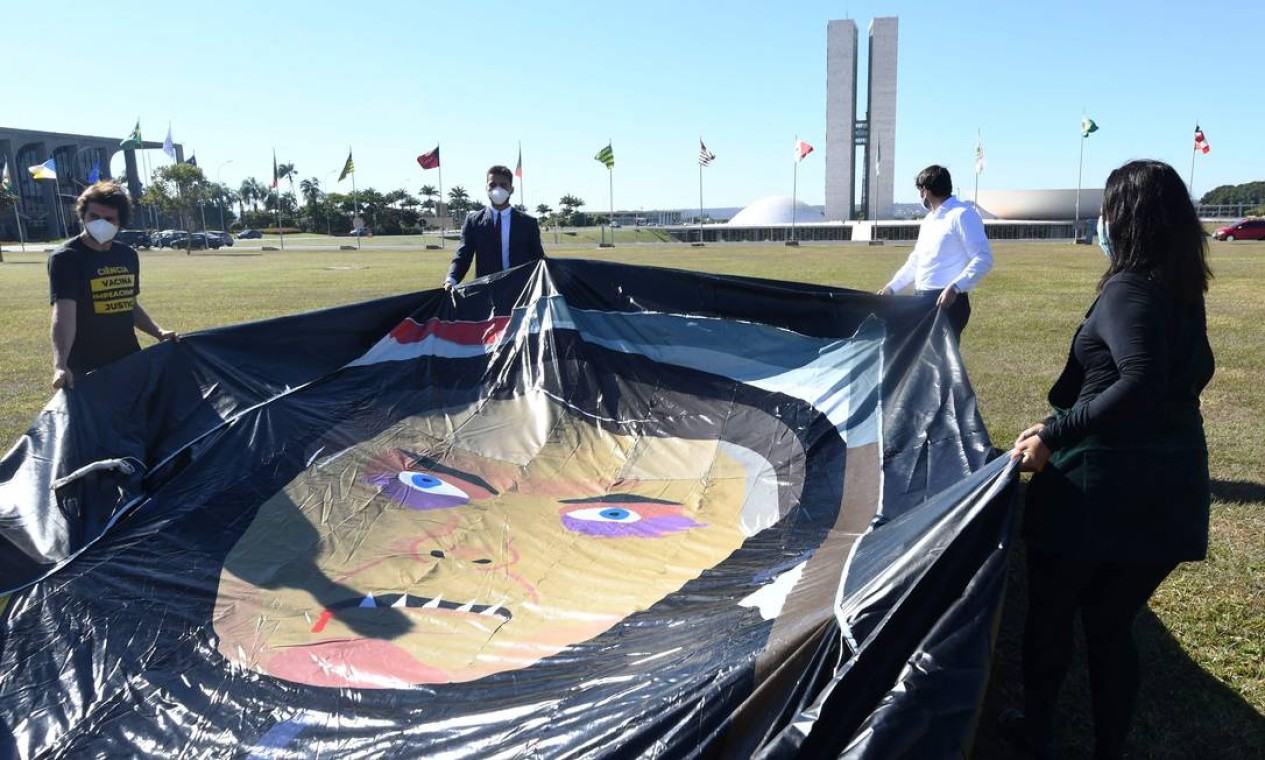 Membros do Movimento Acredito promoveram um protesto contra o presidente Jair Bolsonaro em Brasília Foto: EVARISTO SA / AFP