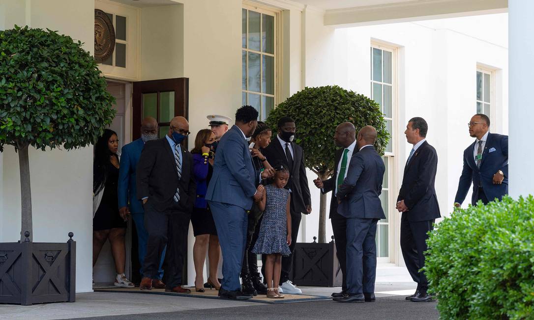 Família de George Floyd deixa a Casa Branca após encontro com o presidente Biden Foto: JIM WATSON / AFP/25-05-2021