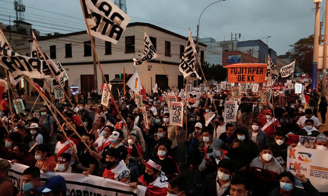 Manifestantes protestam contra Keiko Fujimori, que disputa o segundo turno no Peru contra Pedro Castillo Foto: ANGELA PONCE / REUTERS