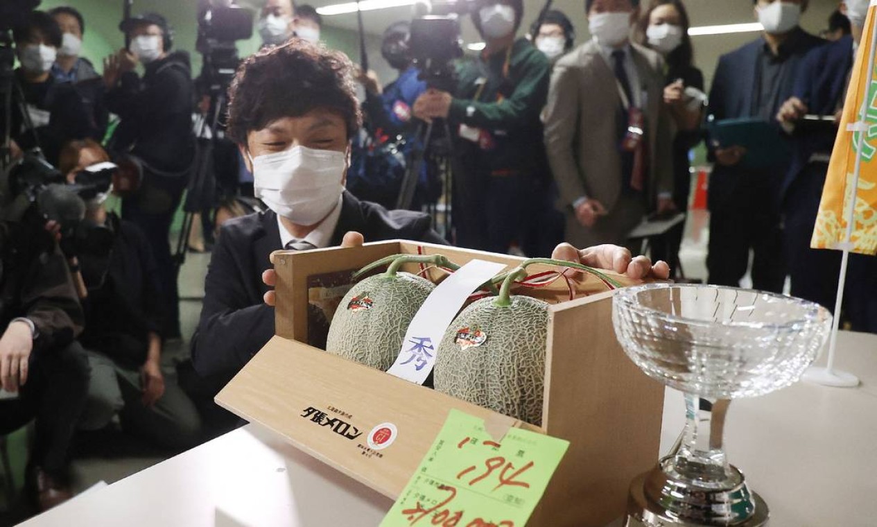 Homem mostra um par de melões Yubari que foi vendido por 2,7 milhões de ienes (cerca de 25.000 USD) durante o primeiro leilão da temporada no Mercado Atacadista Central de Sapporo na cidade de Sapporo, Prefeitura de Hokkaido em 24 de maio de 2021. (Foto por STR / JIJI PRESS / AFP) / Japan OUT Foto: STR / AFP
