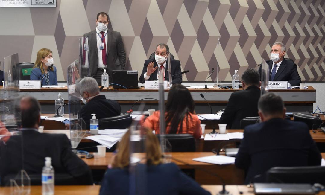 Na sessão da CPI, o senador Renan Calheiros (MDB-AL) disse que há semelhança 'assustadora' com genocídio Foto: EVARISTO SA / AFP