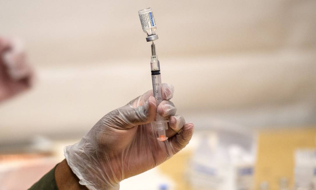 Enfermeira com vacina contra Covid-19 Foto: ANGELA WEISS/AFP / AFP