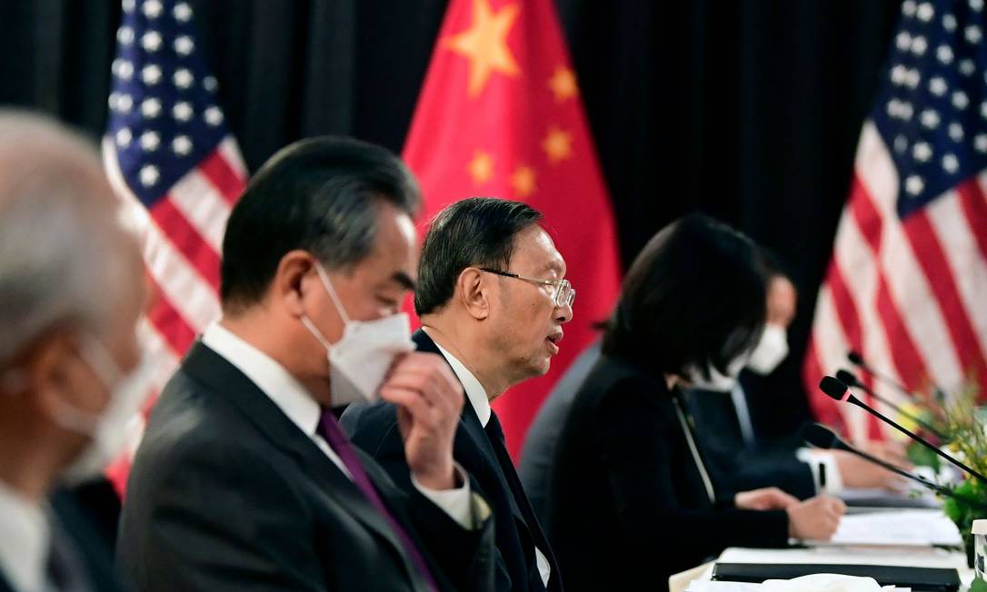 Delegação chinesa durante reunião com diplomatas americanos em Anchorage, no Alasca Foto: FREDERIC J. BROWN / AFP