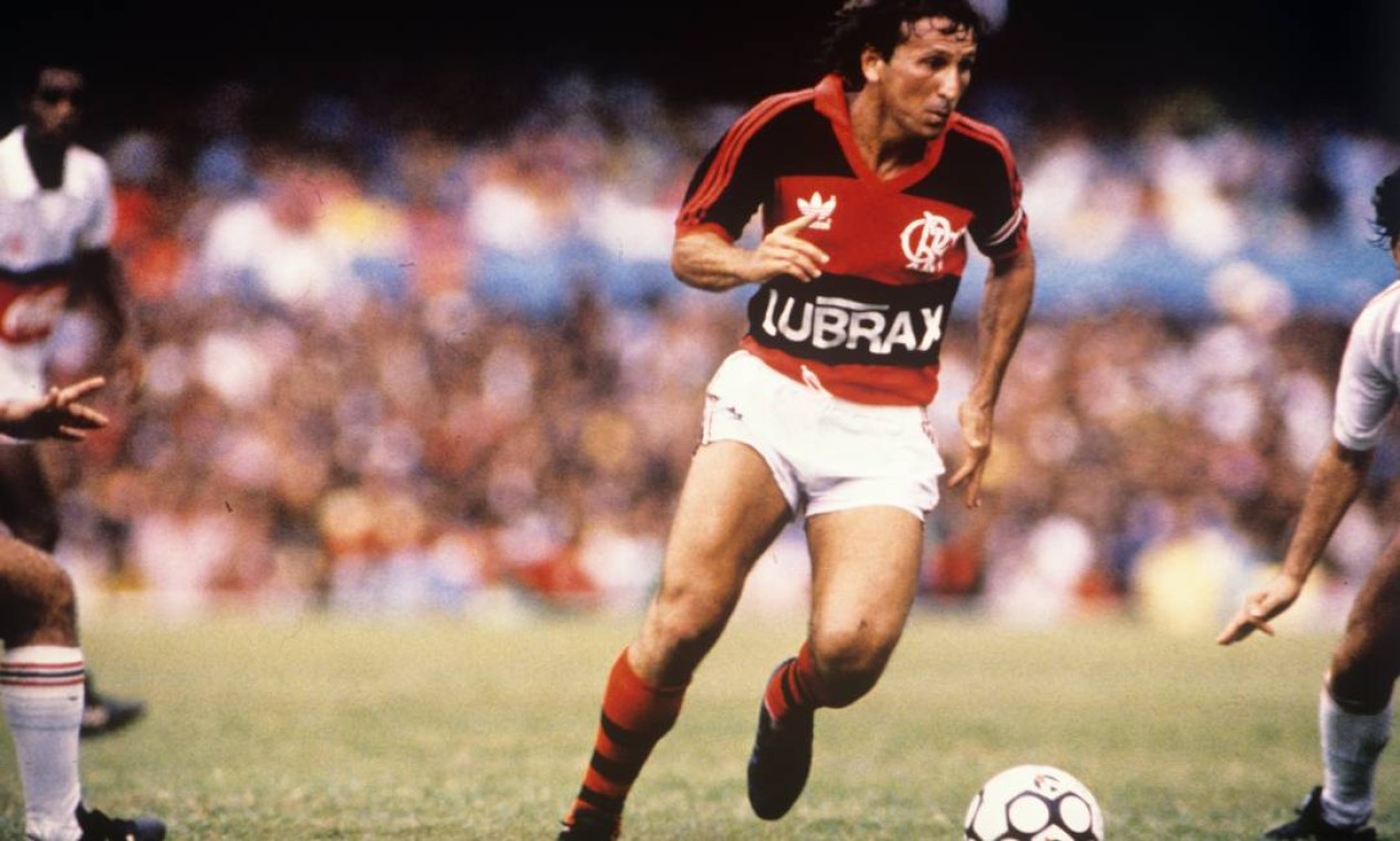 26º - FLAMENGO (1987) - Zico em partida contra o Santa Cruz, no Maracanã. Foto: Hipólito Pereira / Hipólito Pereira/O Globo