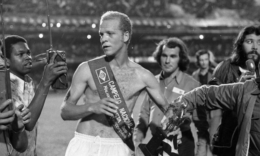 23º - PALMEIRAS (1972) - O craque Ademir da Guia com a faixa de campeão. Foto: Arquivo/O Globo