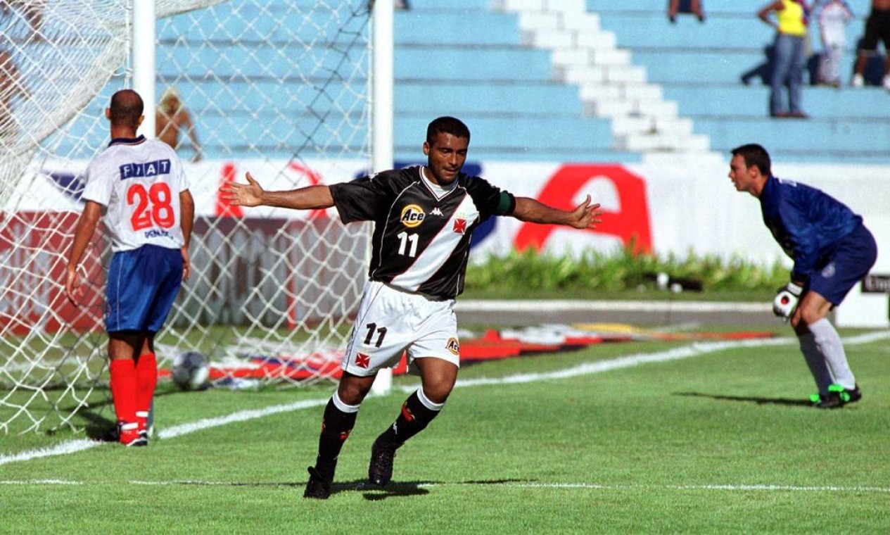 25º - VASCO (2000) - Romário celebra gol em empate contra o Bahia, pela Copa João Havelange. Foto: Jonne Roriz/Coperphoto/L! Sportpress