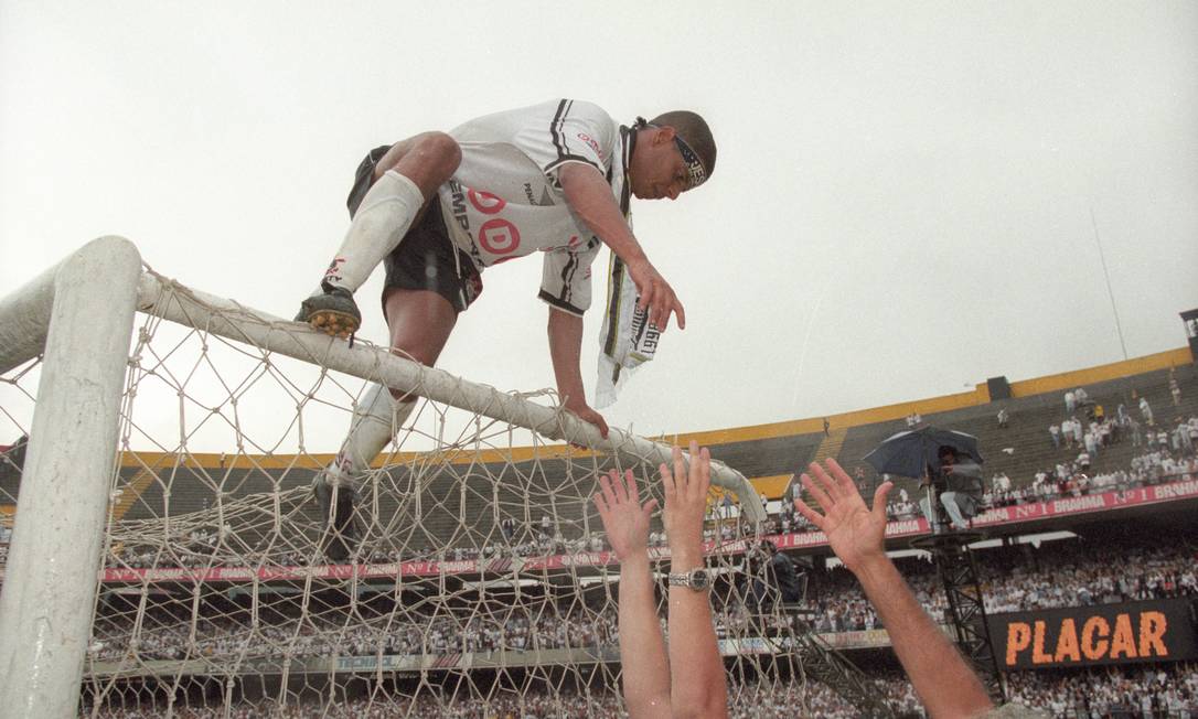 XXIV Corinthians (1998) - Marcelino Carioca celebra el título de Timón.  Foto: Luiz Carlos Santos / Agencia O Globo