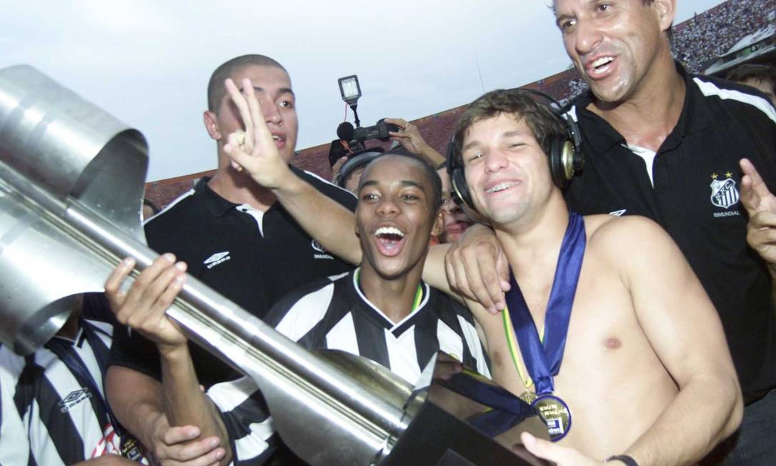 12º - SANTOS (2002) - Os meninos da Vila, Robinho e Diego, com a taça de campeão. Foto: Ricardo Bakker/Diário