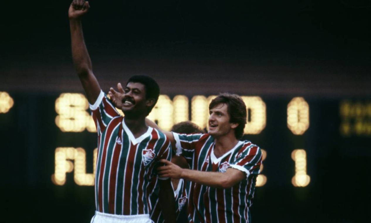 14º - FLUMINENSE (1984) - Braço erguido, punho fechado, o centroavante Washington (jogador) é abraçado por Leomir e sorri, na comemoração do seu gol. Foto: Luiz Pinto/Agência O Globo