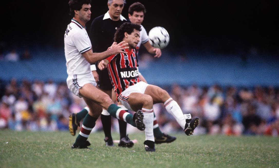 15º - SÃO PAULO (1986) - Careca tenta passar pela marcação de Vica, do Fluminense, no Brasileiro de 1986. Foto: Hipólito Pereira/Agência O Globo