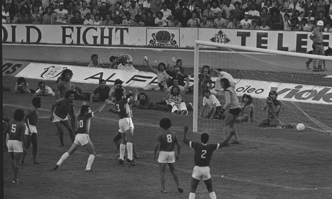 18º - INTERNACIONAL (1975) - Figueroa (camisa 3 do Internacional) marca de cabeça o gol da vitória sobre o Cruzeiro. Foto: Arquivo/Agência O Globo