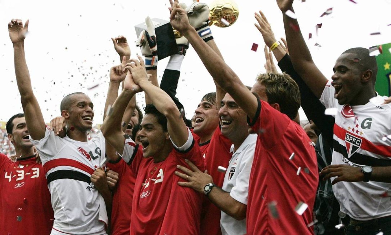 11º - SÃO PAULO (2006) - Tricolores erguem a taça depois de empate com o Athletico, no Morumbi. Foto: Rickey Rogers / Rickey Rogers/Reuters