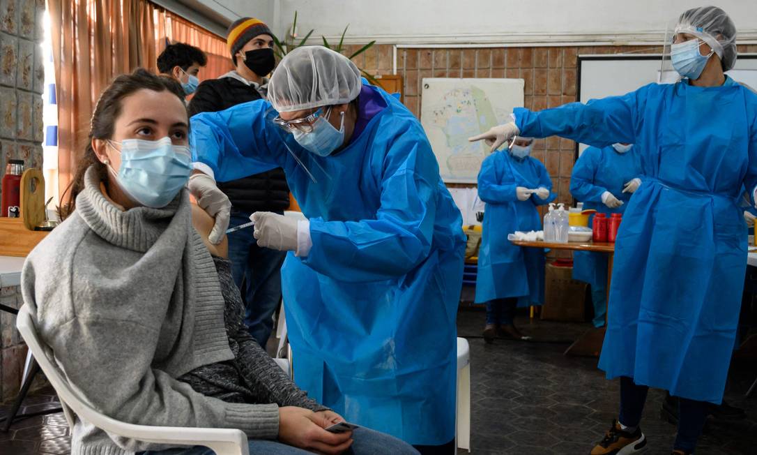 Mulher recebe vacina da Pfizer em Paso de Carrasco, no Uruguai Foto: EITAN ABRAMOVICH / AFP