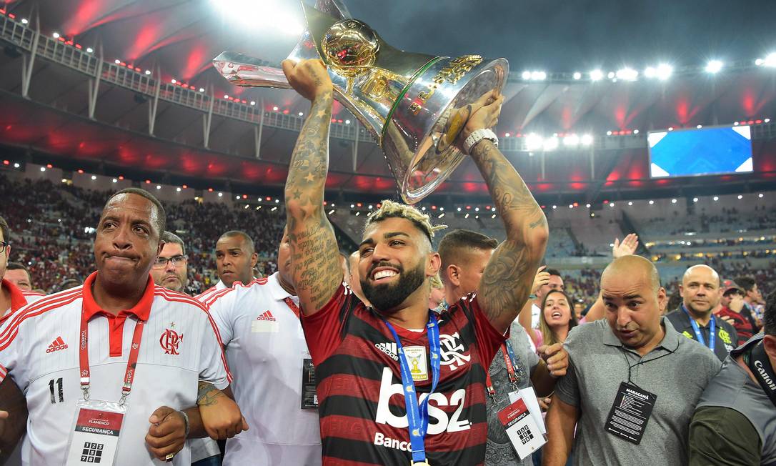 1o - Flamengo (2019) - Gabigol levanta el trofeo al final de un año histórico con Jorge Jesús.  Foto: Carl de Sousa / AFP