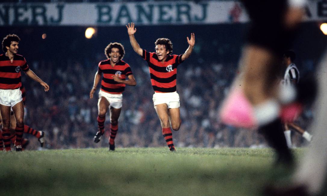 Tercer puesto - Flamengo (1980) - Zico corre hacia el equipo en un partido contra el Atlético MG.  Foto: Anibal Philot / O Globo