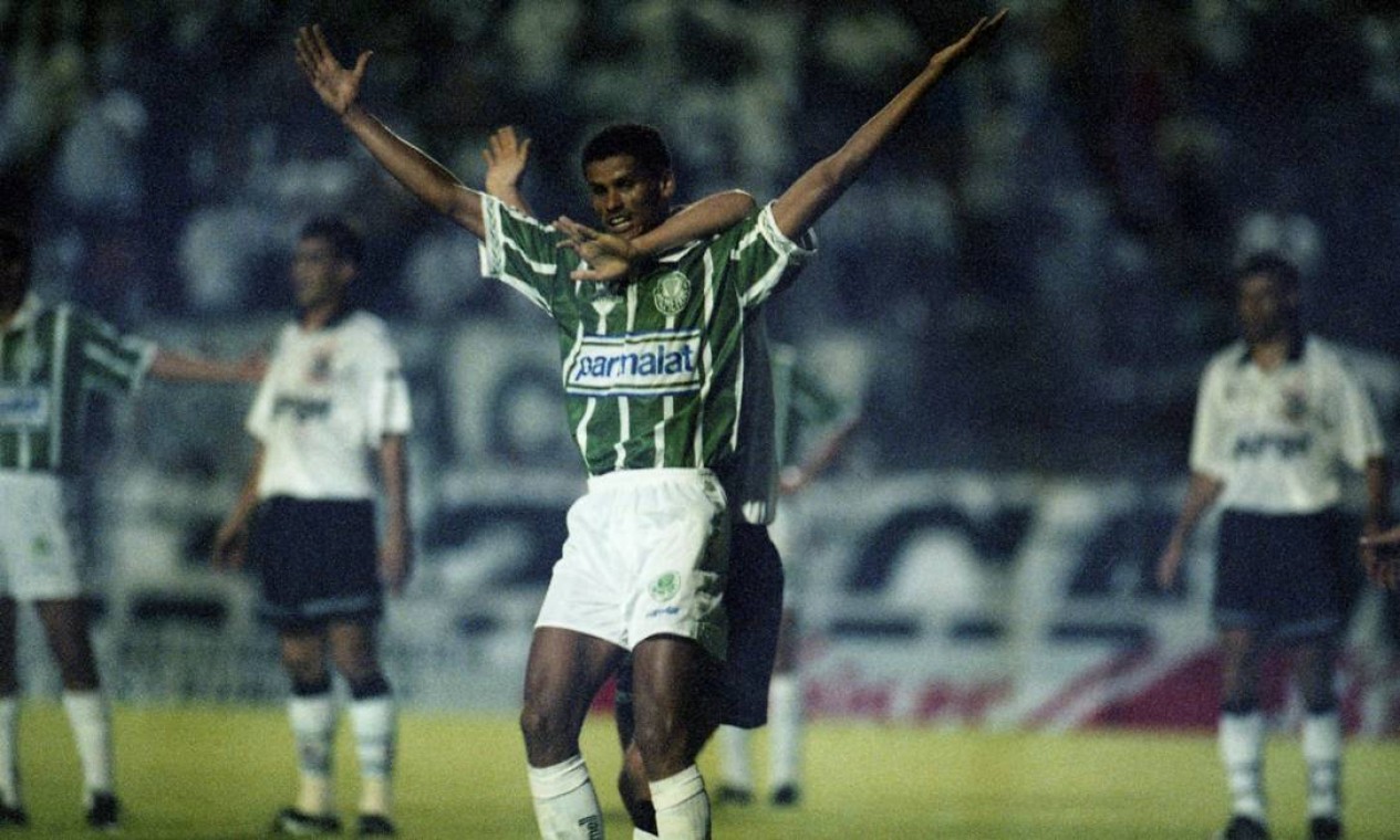 5º - PALMEIRAS (1994) - Rivaldo celebra gol contra o Corinthians, no Pacaembu. Foto: Marcos Issa/O Globo