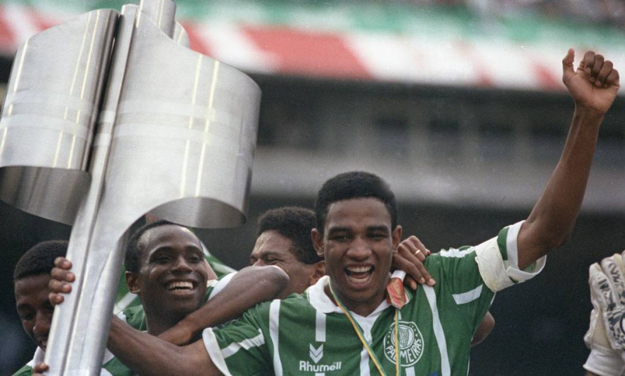 8º - PALMEIRAS (1993) - Edilson e César Sampaio celebram a primeira de duas conquistas do clube na década de 1990. Foto: Claudio Rossi/O Globo