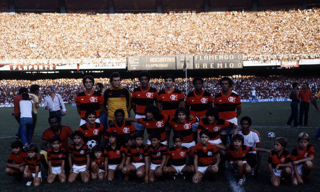 9º puesto - Flamengo (1982) - se filmó en el Maracaná el equipo: Leandro, Raúl, Marinho, Figueiredo y Junior.  Crouchers: Tita, Adelio, Nunes, Zico y Leko.  Foto: Sebastião Marinho / O Globo