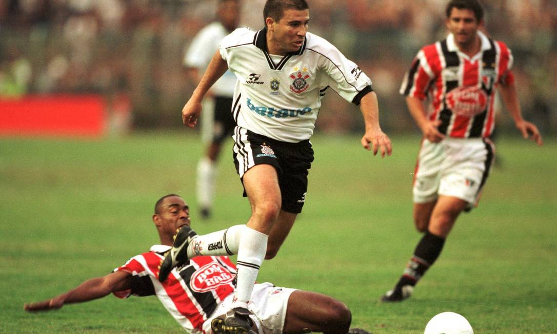 Décimo - Corinthians (1999) - Luisao pasa por Wagner de São Paulo.  Foto: Reginaldo Castro / Lance!