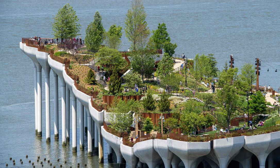 Little Island Garden, il nuovo parco pubblico di New York, costruito su 132 giganteschi gigli di cemento sul fiume Hudson, ha aperto una settimana fa Fonte: Angela Weiss/AFP