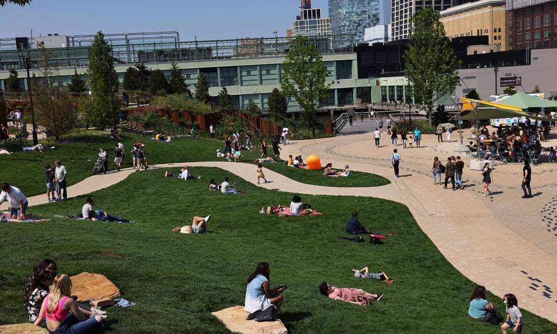 People are enjoying that day on Little Island in Manhattan.  The $ 250 million (R $ 1.3 billion) floating park opened last week after more than a year of infection Photo: Michael M.  Santiago / AFP
