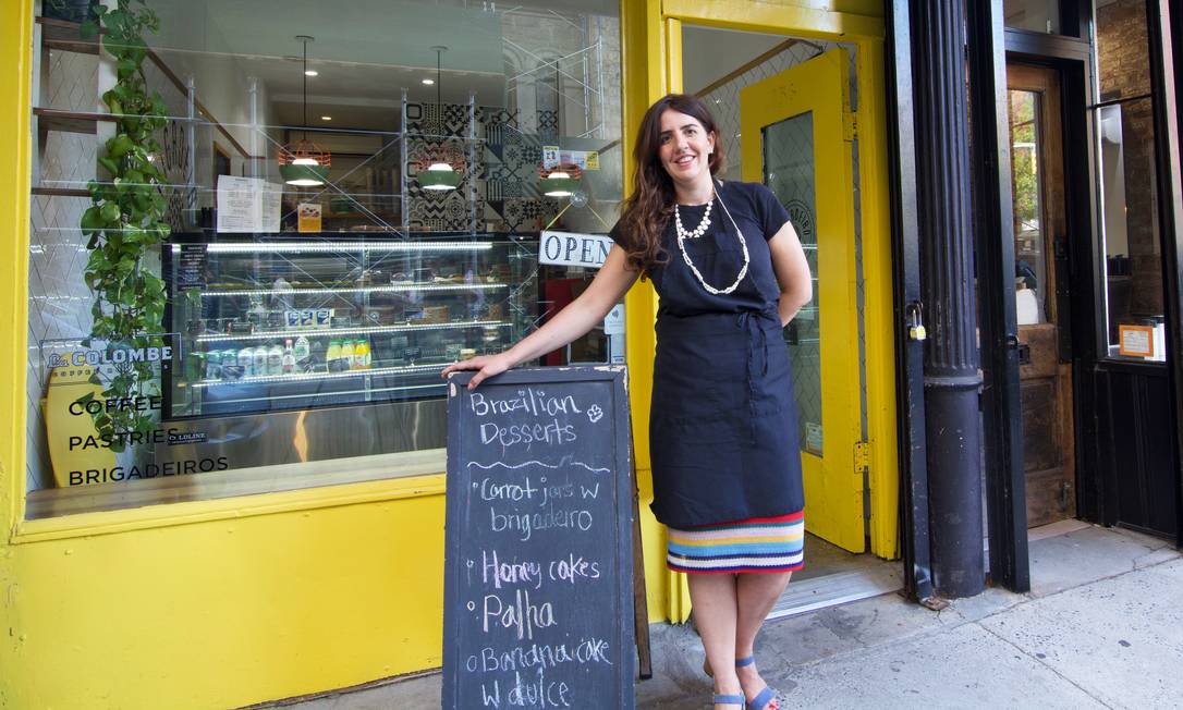 Brazilian businesswoman Mariana Vieira in front of her candy store.  With the help of the federal government he was able to escape the crisis caused by the epidemic, but had to reduce the menu, start time and staff Photo: Point Pedro Morera /  
