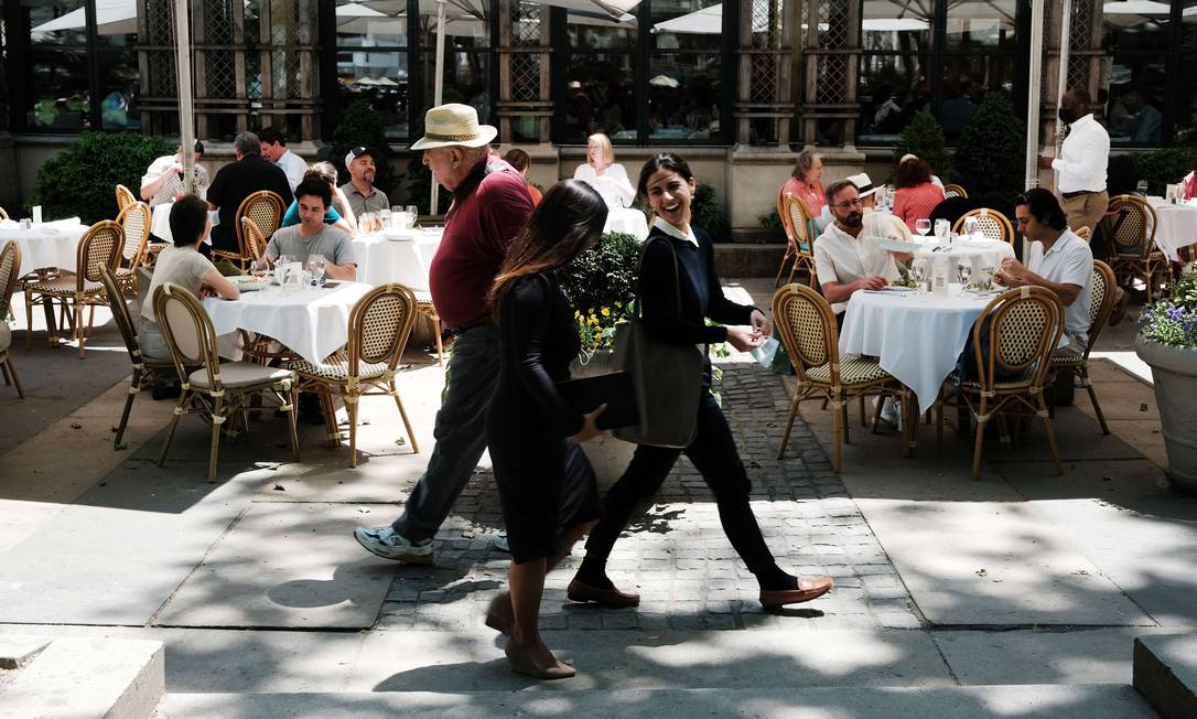 Bars and restaurants, a sector of victims of isolation, helped New York regain its vibrant atmosphere in this new phase of the city.  Photo: Spencer Flat / AFP
