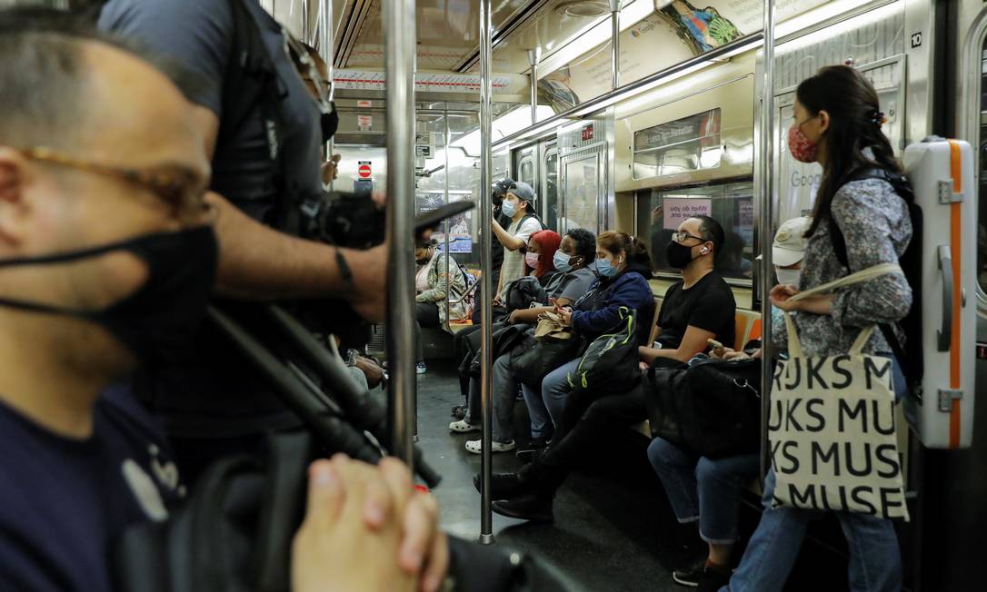 I passeggeri indossano una maschera mentre viaggiano in metropolitana verso la parte superiore della città.  L'uso di accessori di protezione è ancora obbligatorio all'interno e sui mezzi pubblici Foto: ANDREW KELLY / REUTERS