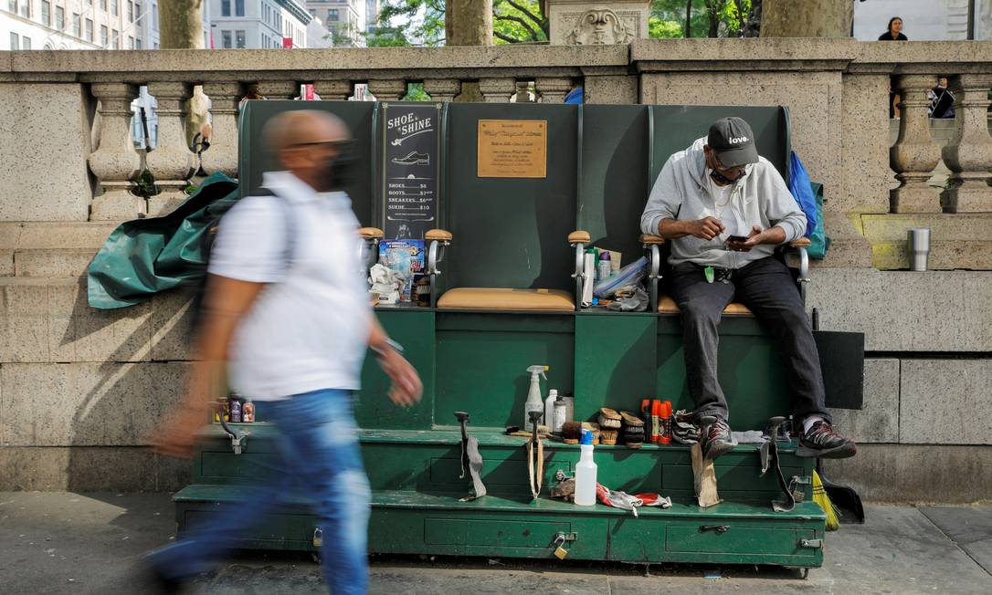 Showshine sta aspettando i clienti nella tua tenda.  In tutto, il 42% dei residenti della città ha completato il ciclo di vaccinazione.Foto: Andrew Kelly/Reuters