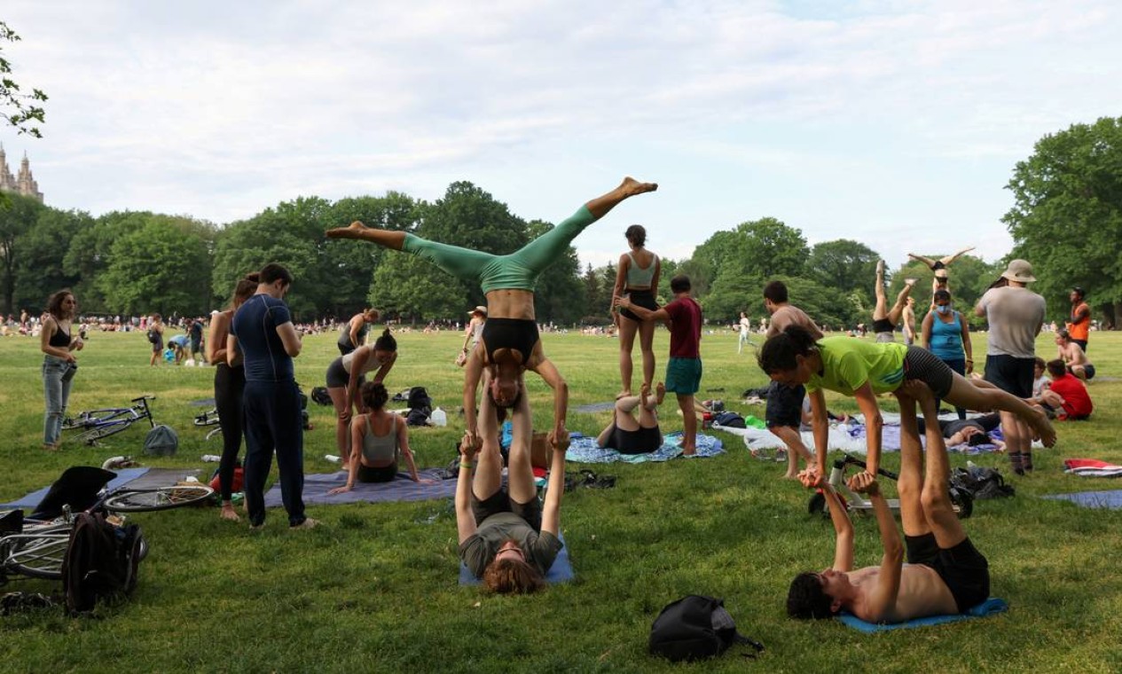 Sem máscara, pessoas praticam ginástica no Central Park Foto: CAITLIN OCHS / REUTERS