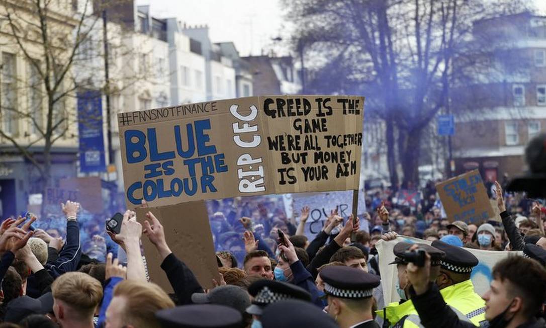 Torcedores do Chelsea foram às ruas protestar contra a criação da Superliga Foto: AFP