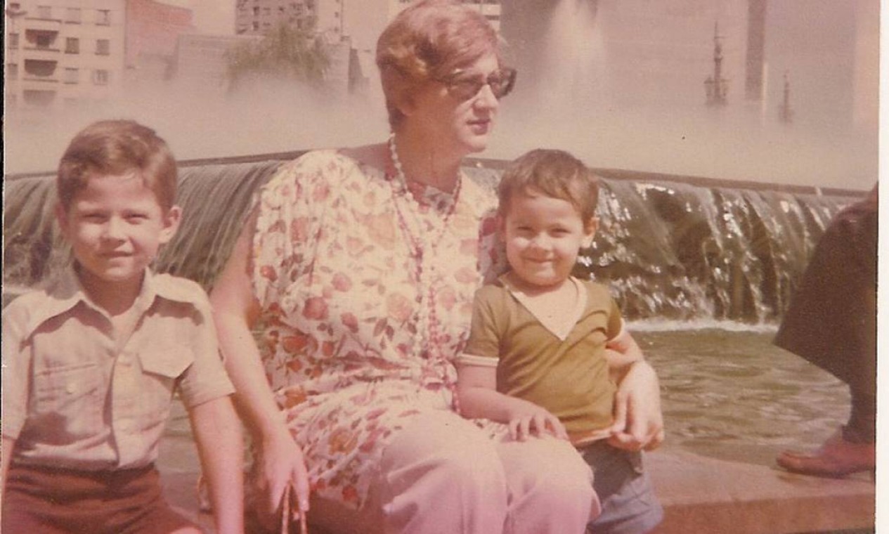 Selton e seu irmão, Danton Mello, com a mãe, nos anos 1970 Foto: Divulgação