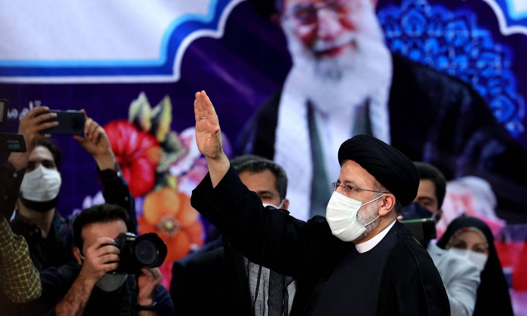 Candidato conservador à Presidência do Irã, Ebrahim Raisi chega para oficializar sua participação na disputa, no dia 18 de maio Foto: ATTA KENARE / AFP