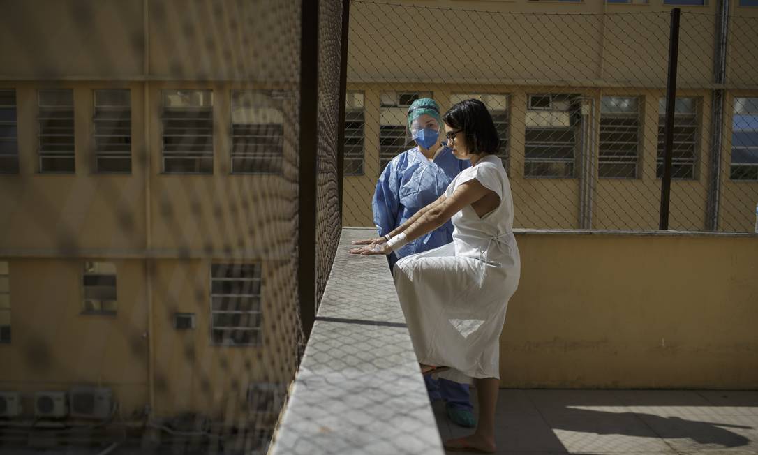 Fisioterapeuta atende paciente internada em novo centro de tratamento para condicionamento cardiorrespiratório Foto: Márcia Foletto / Agência O Globo
