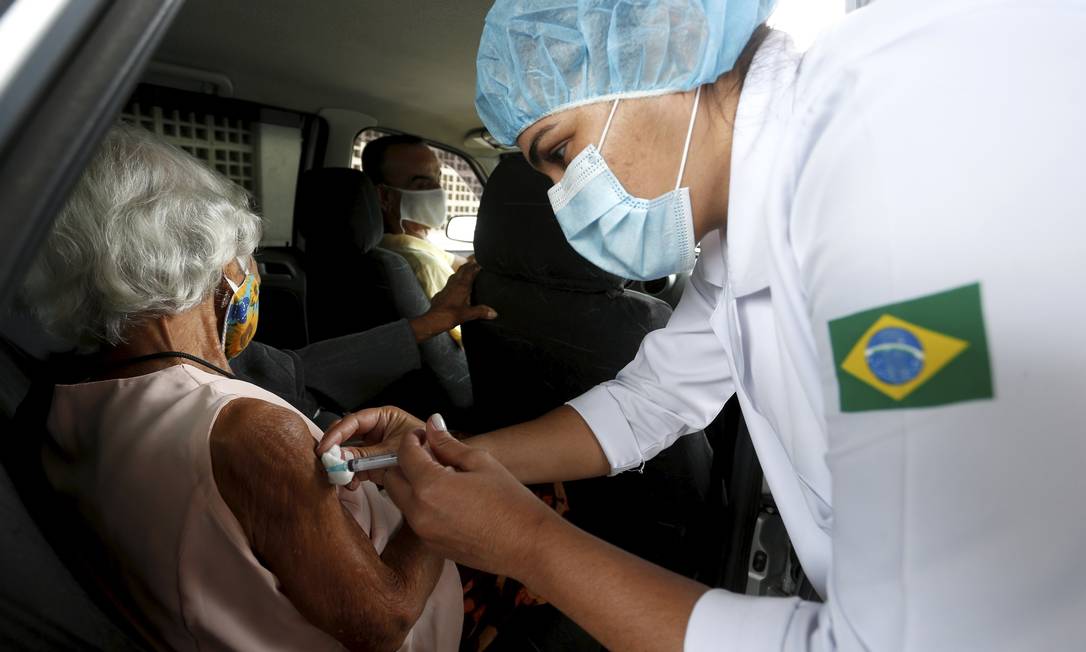 Idosa recebe vacina em drive thru no Parque de Madureira, no Rio de Janeiro Foto: Fabiano Rocha / Agência O Globo