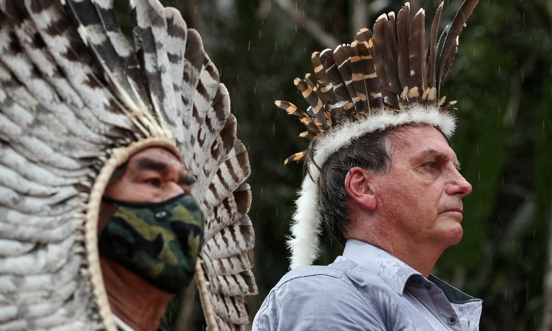 Bolsonaro ignora supertição de azar e usa cocar indígena em agenda em São Gabriel da Cachoeira (AM) Foto: Marcos Correa / via REUTERS