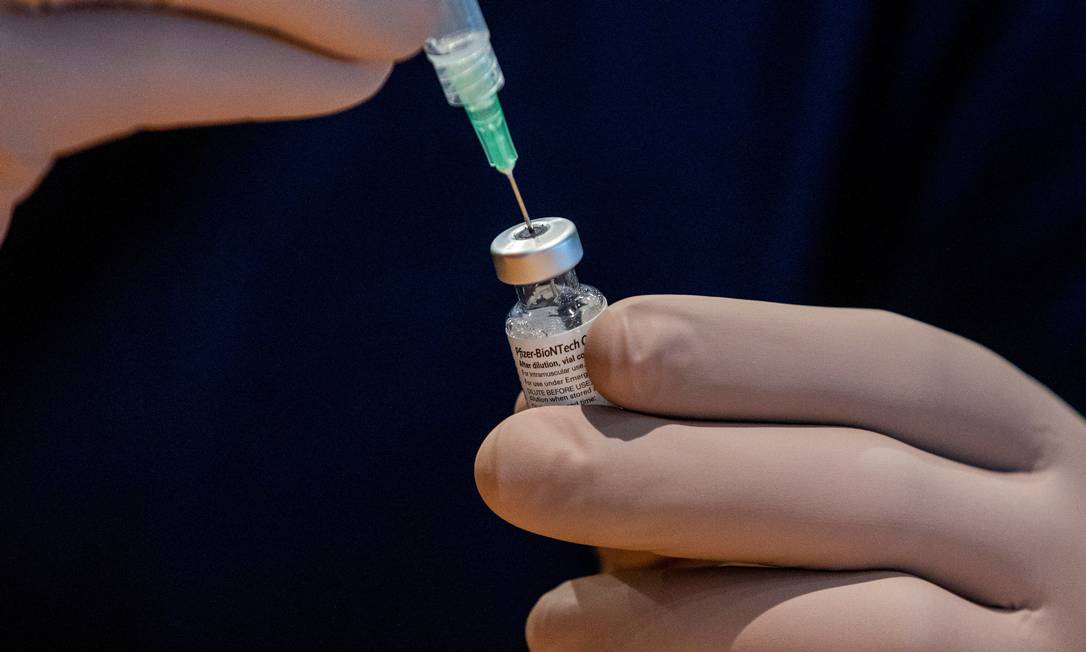 Profissional de saúde prepara dose da vacina anticovid da Pfizer-BionTech Foto: CARLOS OSORIO / REUTERS